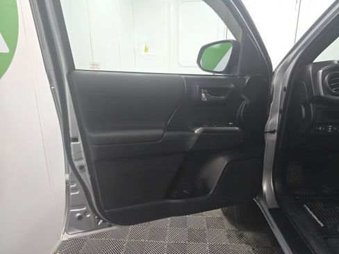 Used 2018 Toyota Tacoma TRD Off-Road w/ Technology Package AWD/4WD image 22