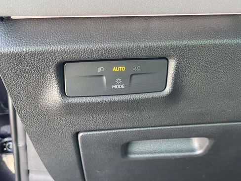 Used 2025 Volkswagen Tiguan SE FWD image 17