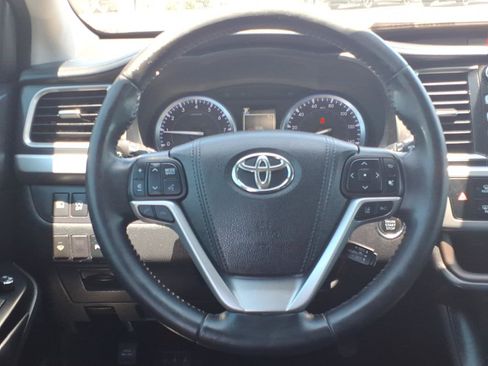 Used 2018 Toyota Highlander Limited FWD image 12
