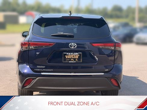 Used 2023 Toyota Highlander LE FWD image 3