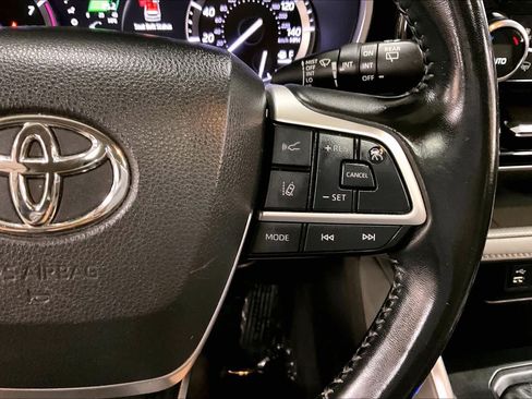 Used 2022 Toyota Highlander XLE AWD/4WD image 25