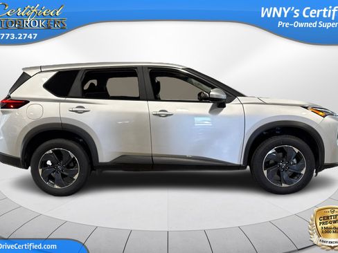 Used 2025 Nissan Rogue SV image 4
