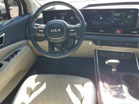 Used 2025 Kia Carnival EX FWD image 17