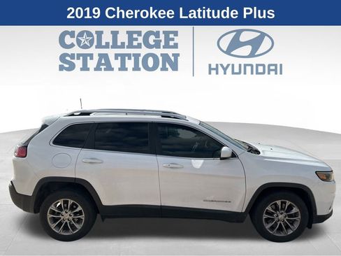 Used 2019 Jeep Cherokee Latitude Plus image 2