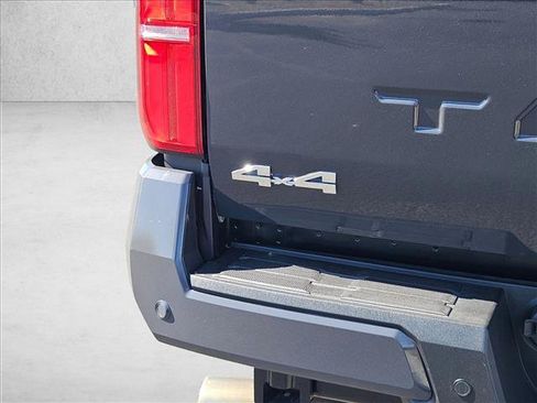 Certified 2025 Toyota Tacoma SR5 AWD/4WD image 28