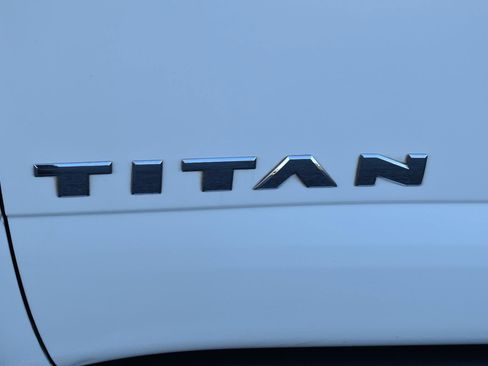 Used 2021 Nissan Titan SV w/ SV Convenience Package image 4
