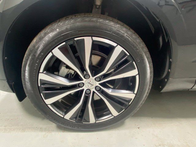 Certified 2023 Volvo XC60 B5 Plus AWD/4WD image 5