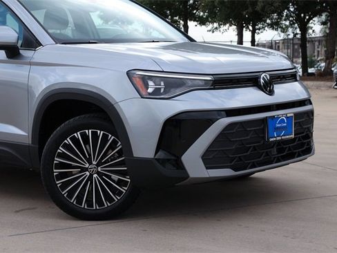 New 2026 Volkswagen Taos SE image 2