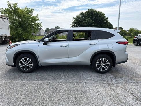 Used 2023 Toyota Highlander XLE AWD/4WD image 3