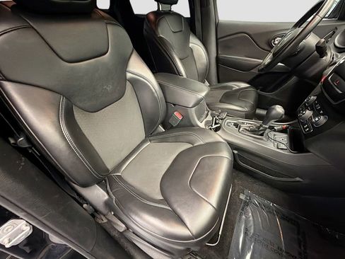 Used 2019 Jeep Cherokee Latitude Plus w/ Comfort/Convenience Group FWD image 15