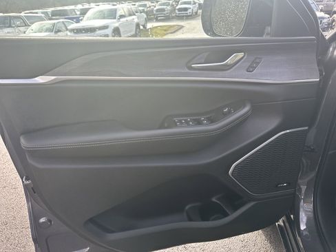 New 2025 Jeep Grand Cherokee Limited w/ Luxury Tech Group II image 15