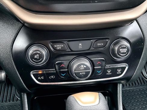 Used 2015 Jeep Cherokee Limited FWD image 32