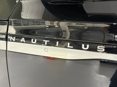 Used 2025 Lincoln Nautilus Premier w/ Equipment Group 102A image 10