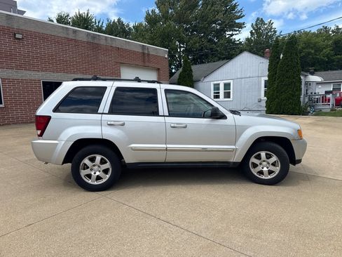 Used 2010 Jeep Grand Cherokee Laredo w/ Popular Equipment Group AWD/4WD image 4