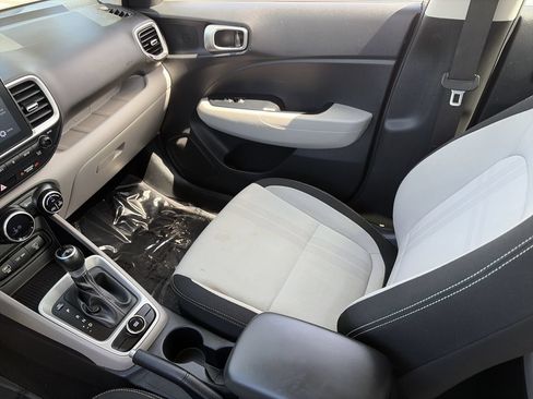 Used 2025 Hyundai Venue SEL FWD image 20