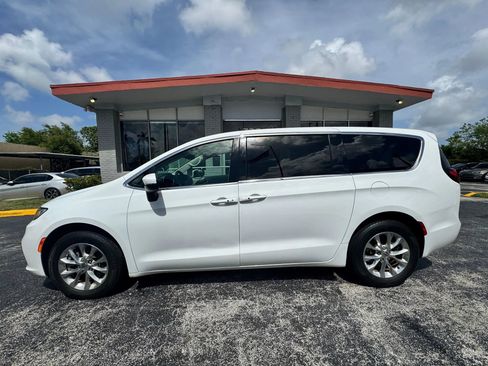 Used 2023 Chrysler Pacifica Touring-L AWD/4WD image 9