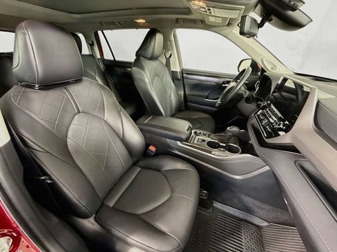 Used 2022 Toyota Highlander Platinum AWD/4WD image 32