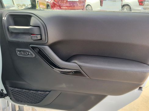 Used 2015 Jeep Wrangler Unlimited Sahara image 21