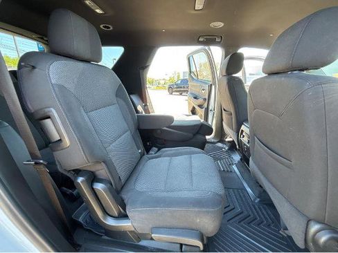 Used 2023 Chevrolet Traverse LT FWD image 7