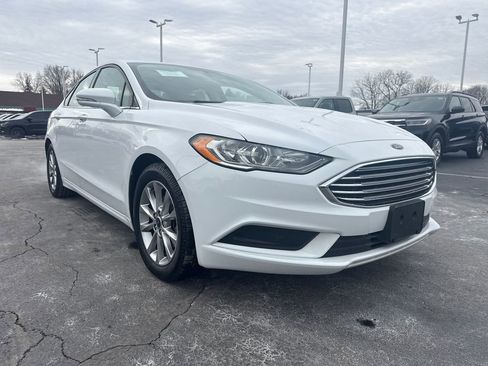 Used 2017 Ford Fusion SE w/ Fusion SE Technology Package image 4