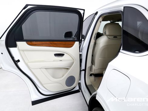 Used 2023 Bentley Bentayga Plug-In Hybrid image 16