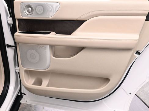 Used 2021 Lincoln Navigator L Reserve w/ Luxury Package image 18