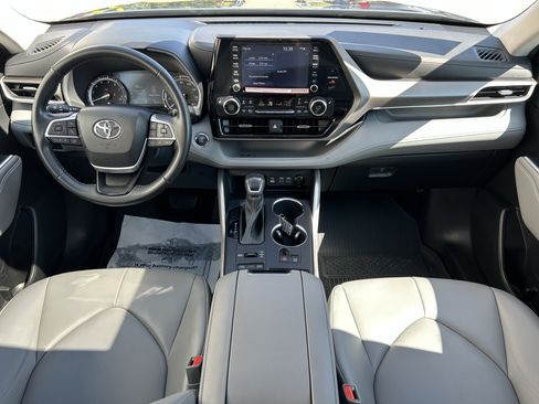 Used 2022 Toyota Highlander XLE AWD/4WD image 18