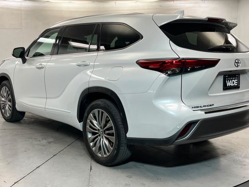 Used 2023 Toyota Highlander Platinum FWD image 3