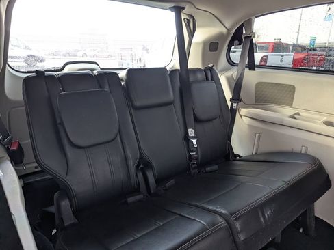 Used 2014 Chrysler Town & Country Touring image 23