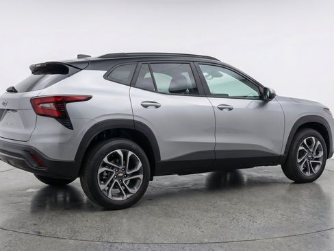Used 2025 Chevrolet Trax LT FWD image 9