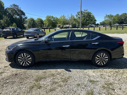Used 2024 Nissan Altima 2.5 SV w/ SV Premium Package FWD image 5