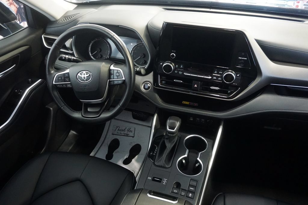 Certified 2025 Toyota Highlander XLE FWD image 30