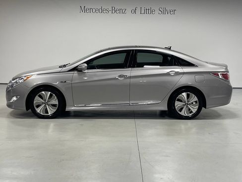 Used 2014 Hyundai Sonata Limited w/ Panoramic Sunroof Package 02 FWD image 2