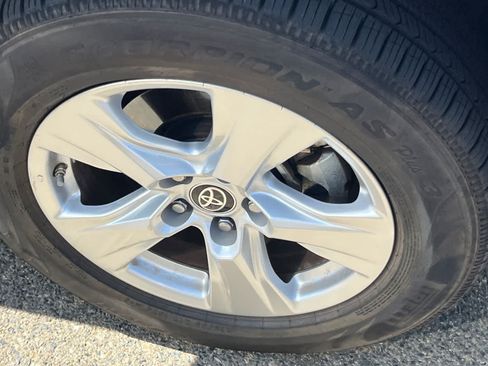 Used 2021 Toyota RAV4 LE AWD/4WD image 15