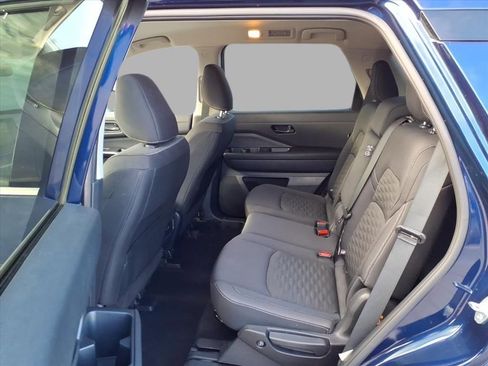 Used 2025 Nissan Pathfinder SV image 12
