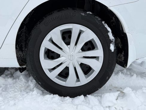 Used 2023 Nissan Versa S w/ Trunk Package image 18