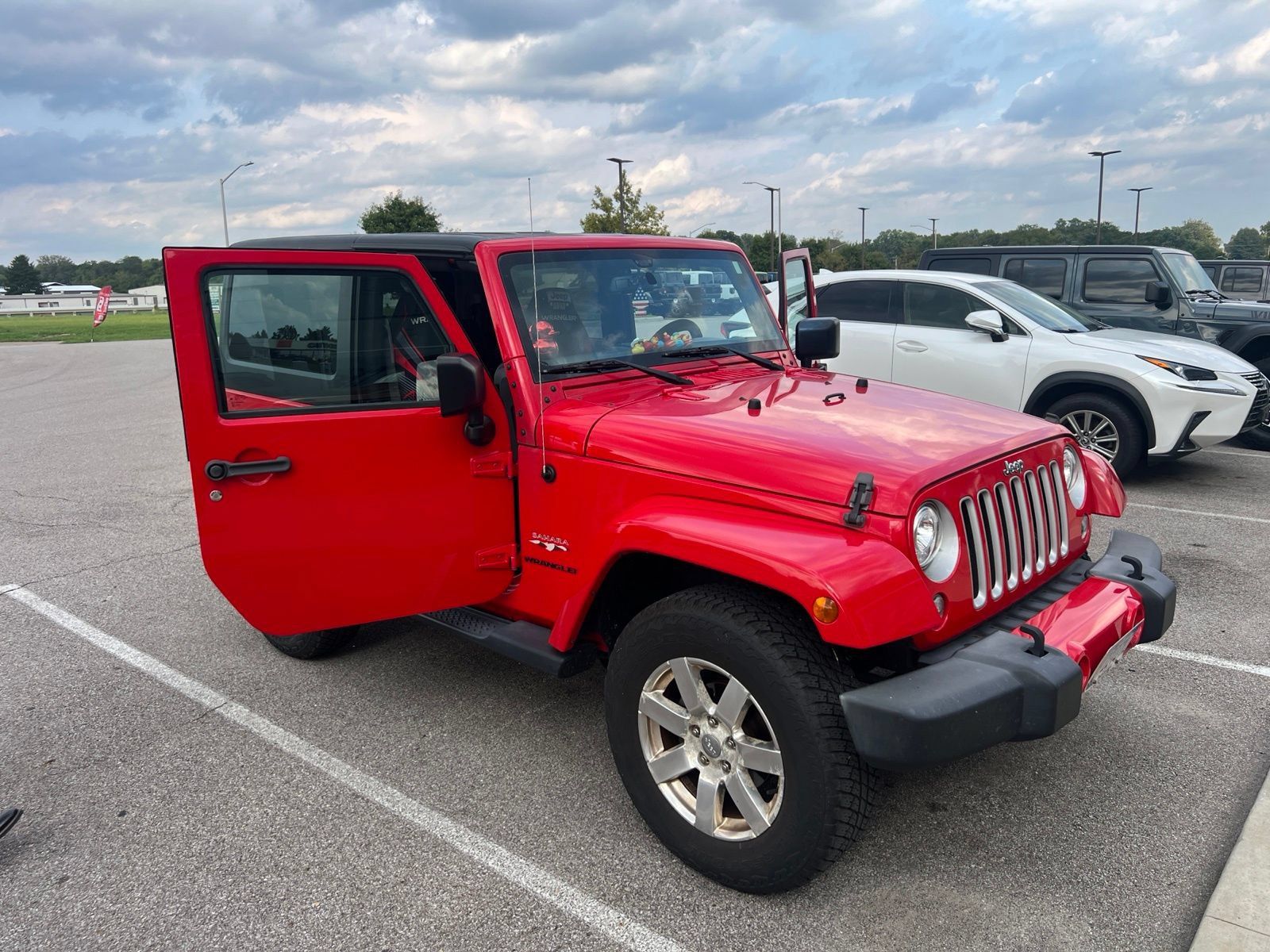 Used 2017 Jeep Wrangler Sahara w/ Connectivity Group AWD/4WD image 5