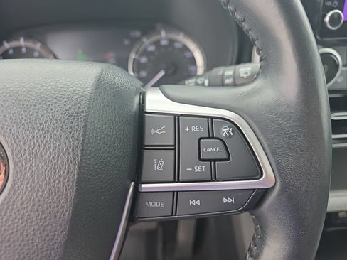 Used 2023 Toyota Highlander LE AWD/4WD image 19