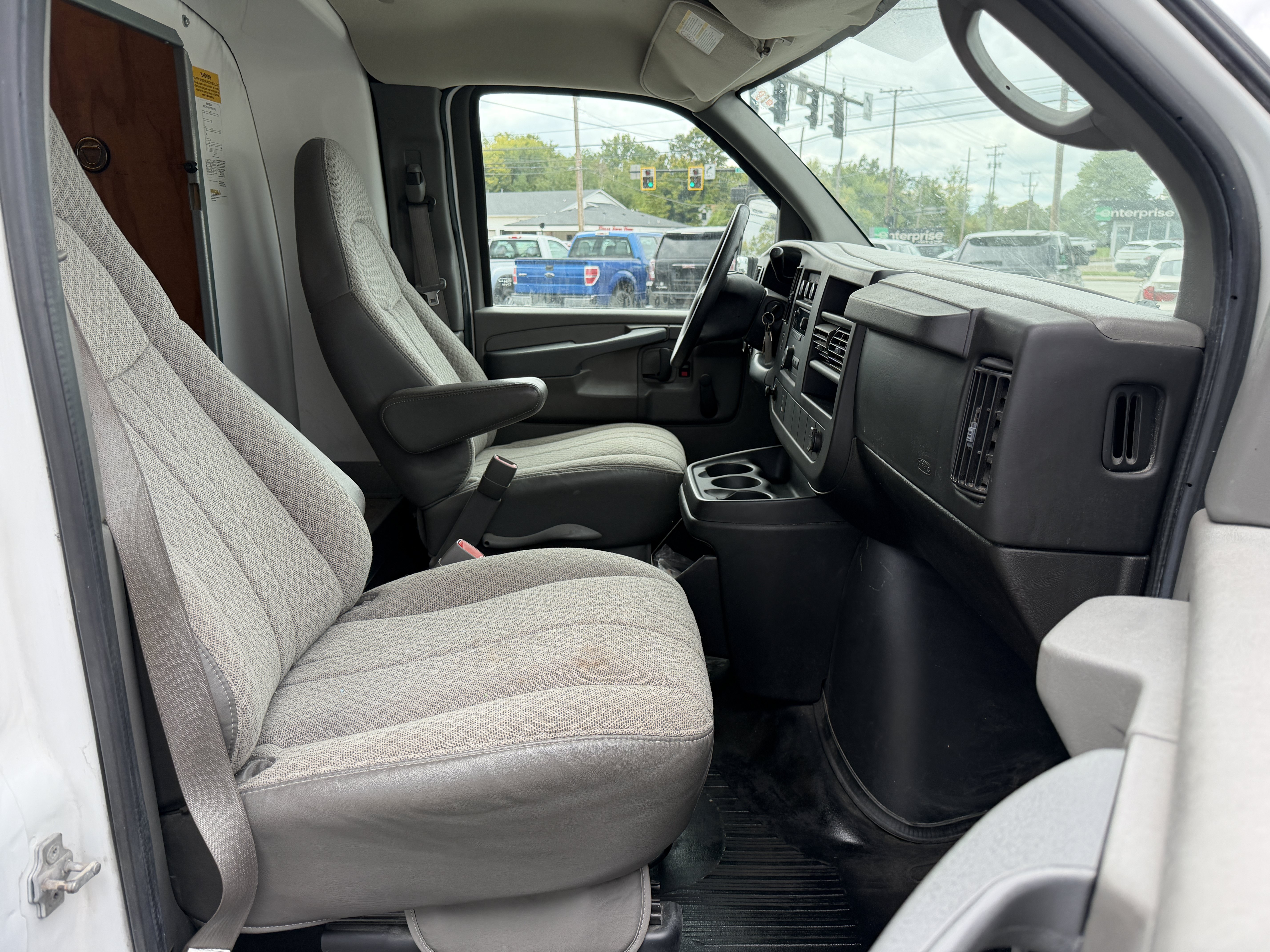Used 2008 GMC Savana 3500 RWD image 12
