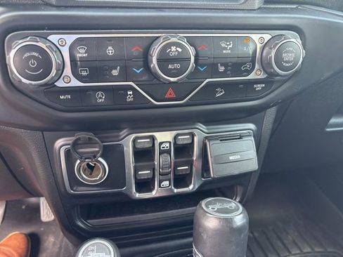 Used 2019 Jeep Wrangler Unlimited Sahara w/ Uconnect 4C Nav & Sound Group AWD/4WD image 8