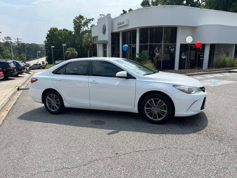 Used 2017 Toyota Camry SE FWD image 2
