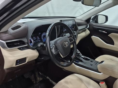 Used 2021 Toyota Highlander XLE AWD/4WD image 8