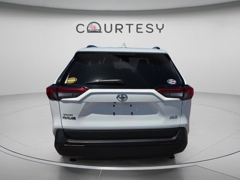 Used 2024 Toyota RAV4 XLE w/ Convenience Package image 2