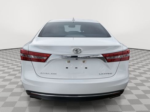 Used 2018 Toyota Avalon Limited image 3