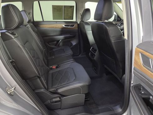 Used 2025 Volkswagen Atlas SE image 27