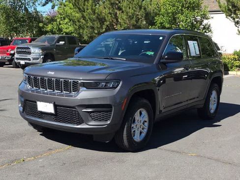 Used 2025 Jeep Grand Cherokee Laredo w/ Luxury Tech Group I AWD/4WD image 4