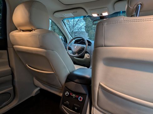 Used 2018 Lincoln MKT AWD image 30