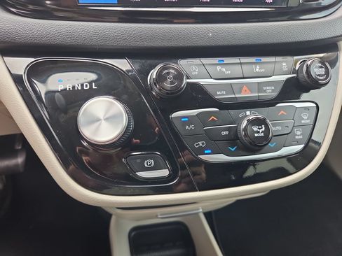 Used 2024 Chrysler Pacifica Touring-L FWD image 23