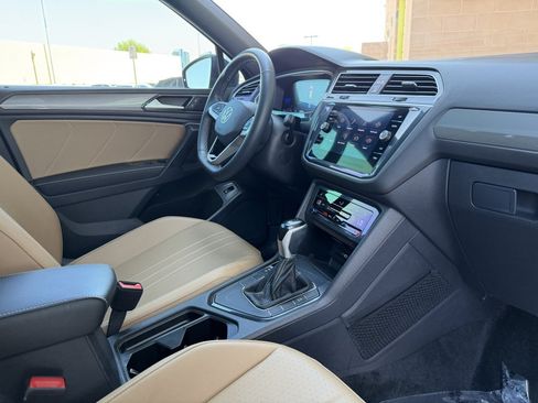 Used 2024 Volkswagen Tiguan SE w/ Panoramic Sunroof Package FWD image 40