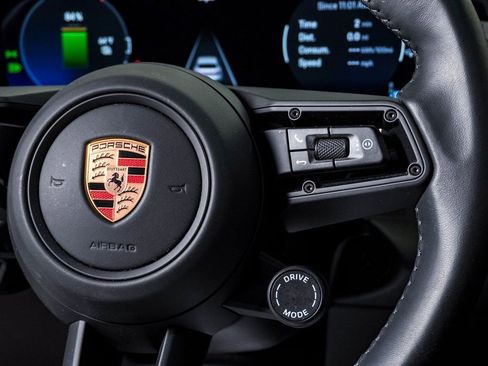 Certified 2025 Porsche Macan 4S Electric AWD/4WD image 19